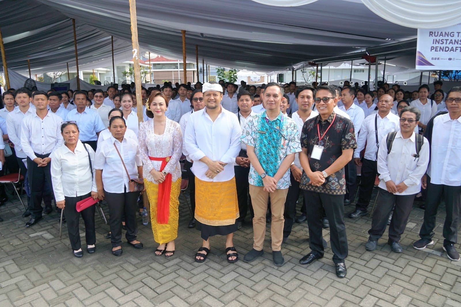 TINJAU: Wabup Bagus Alit Sucipta saat meninjau seleksi pengadaan PPPK untuk formasi tahun 2024 tahap II, di Universitas Terbuka Denpasar, Selasa (13/5).