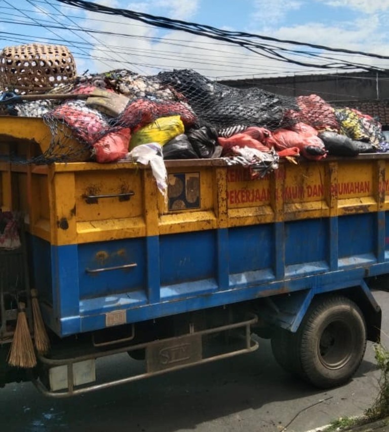ANGKUT: Petugas kebersihan DLH Karangasem mengangkut sampah, pada Selasa (13/5).