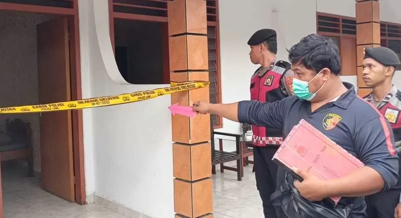 Polisi melakukan olah TKP temuan mayat di Hotel Singasari di Seririt, Kabupaten Buleleng, Bali.