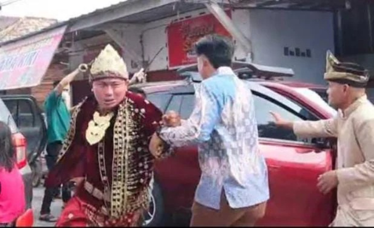 Nasib tragis menimpa seorang pengantin pria yang tiba-tiba dibacok oleh OTK saat akan melangsungkan akad pernikahan