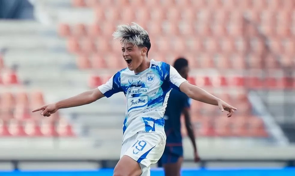 Selebrasi gol Alfeandra Dewangga ke gawang Arema FC. (Instagram/psisofficial)