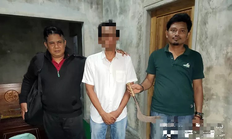 Tersangka RY saat diringkus petugas kepolisian. Tersangka sempat kabur hingga akhirnya, ia pulang Sabtu (3/5). Kepulangannya itulah, yang membuatnya berhasil diamankan.