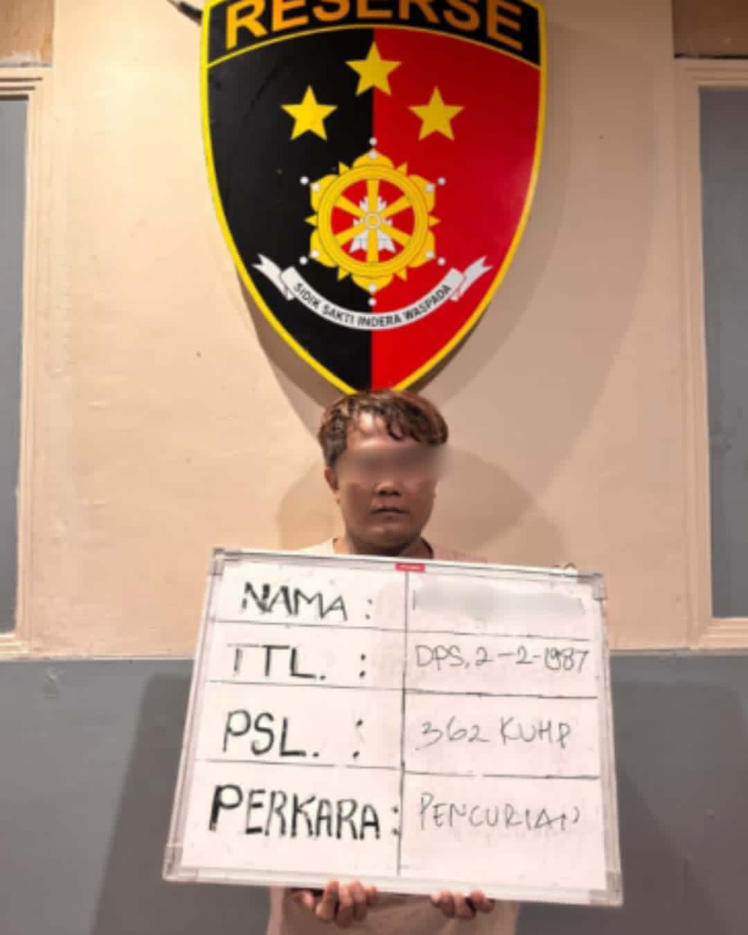 MALING: Maling yang berulang kali beraksi di Clandys Gatsu inisial IKAS kini ditahan di Mapolsek Denpasar Timur.