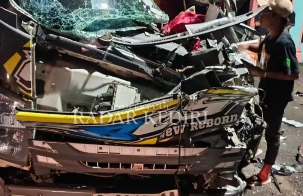 RINGSEK: Truk Fuso S 8942 AA usai tabrakan. (FOTO: Polsek Plosoklaten)