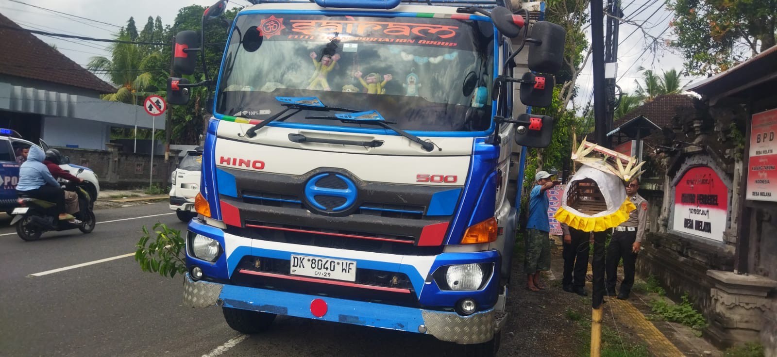 Kondisi truk usai terlibat kecelakaan di Jalan Raya Denpasar - Gilimanuk KM 105-106, Rabu (14/5).
