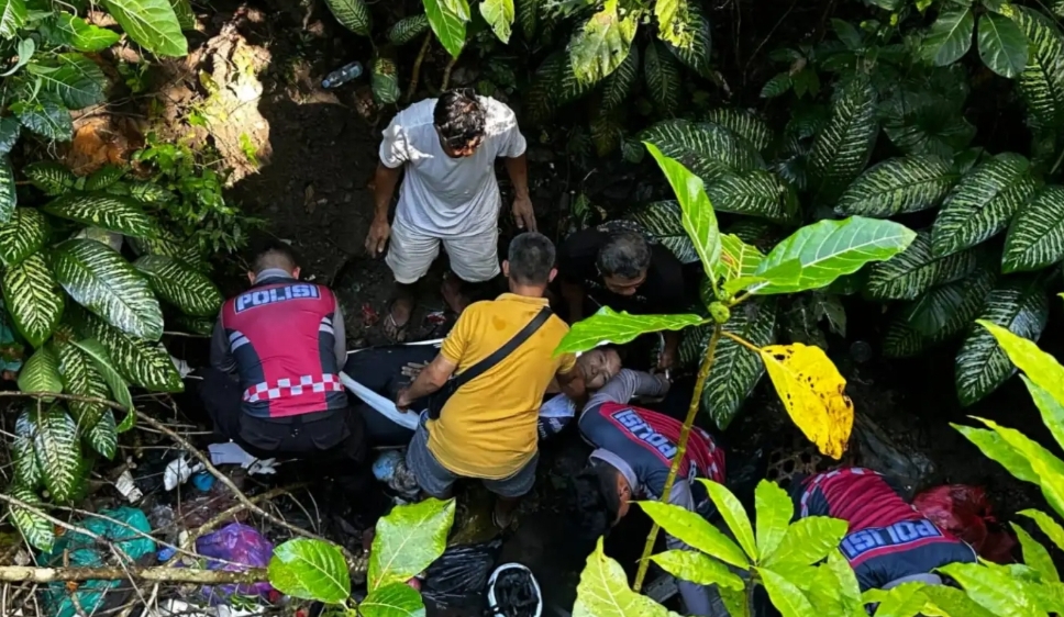 TERJUN: Evakuasi pesepeda pensiunan polisi asal Denpasar yang jatuh ke jurang di Desa Banjar Anyar Tabanan.