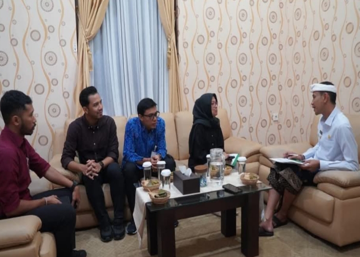 KOMIT : Wakil Bupati Klungkung, Tjokorda Gde Surya Putra, menerima audiensi BPJS Ketenagakerjaan Klungkung, di ruang rapat Wakil Bupati, Rabu (14/5/2035).