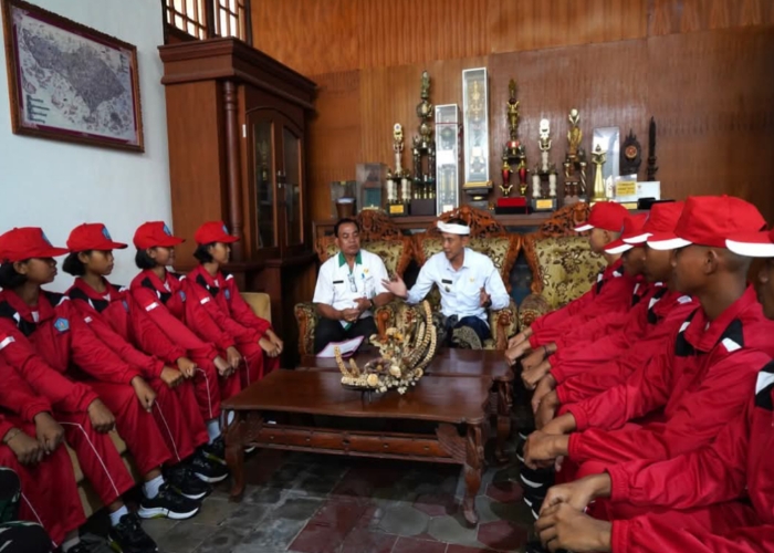 PAMIT : 10 siswa berpamitan dan memohon doa restu kepada Wakil Bupati Klungkung, Tjokorda Gde Surya Putra, Rabu (14/5/2025).
