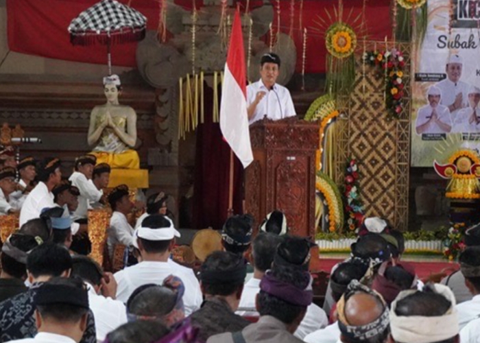 KICK OFF : Bupati Jembrana I Made Kembang Hartawan melakukan Kick off Program Desa Cantik 2025 yang ditandai dengan pemukulan gong, Rabu (14/5/2025).