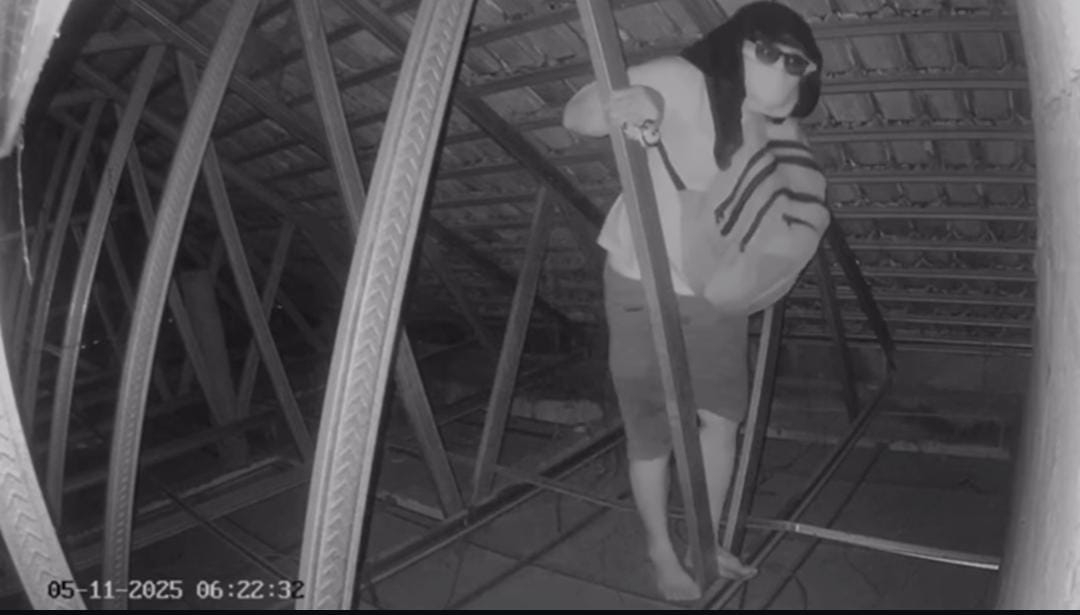 Terekam CCTV maling bobol palfon took perhiasan di Seminyak