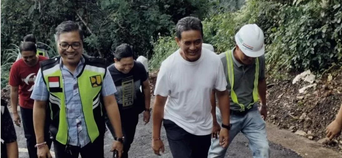 Video Hasil Pengaspalan Jalan Desa Pakisan Mengelupas, Wakil Bupati Supriatna Tinjau Lokasi Langsung