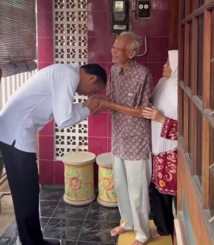 Momen Jokowi berkunjung ke rumah dosen pembimbing UGM