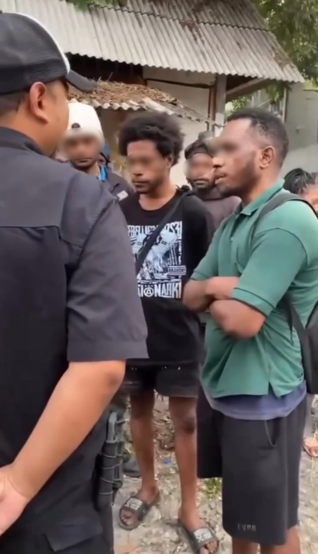 Tangkapan layar polisi berkomunikasi dengan kelompok yang diduga terkait dengan kasus pengeroyokan suami istri di Jimbaran. (Bali Express/Istimewa)