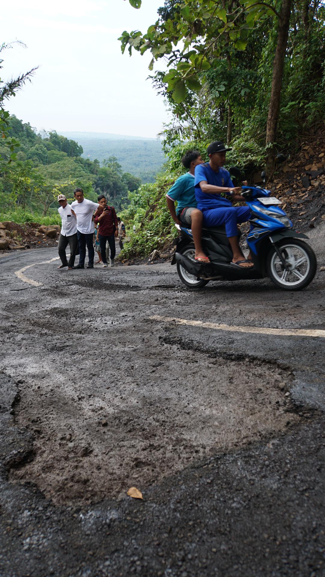 Kondisi jalan di Pakisan-Klandis yang cukup terjal.