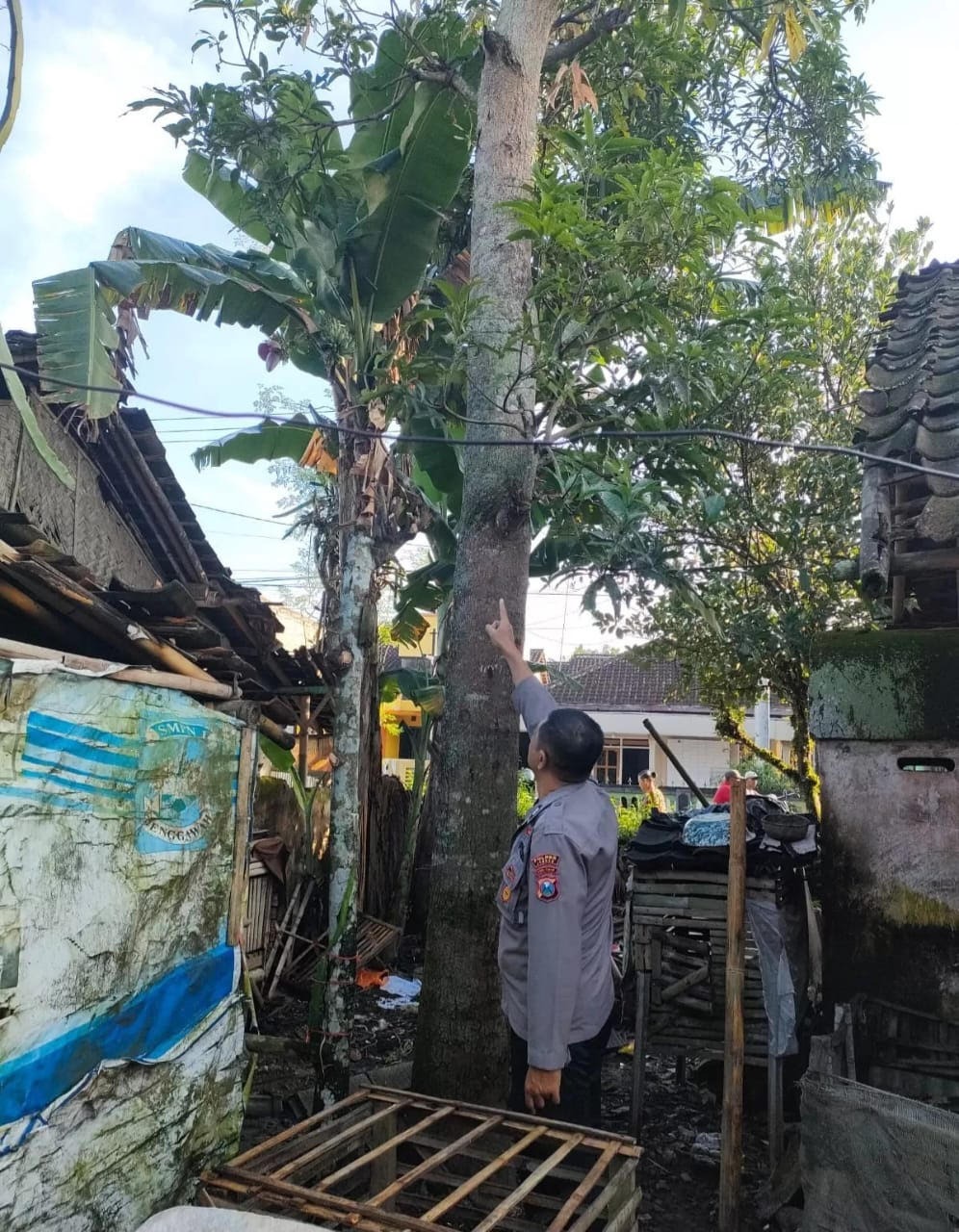 DATANGI LOKASI: Anggota Polsek Jenggawah saat mendatangi lokasi tempat korban gantung diri Kamis (15/5) pagi.