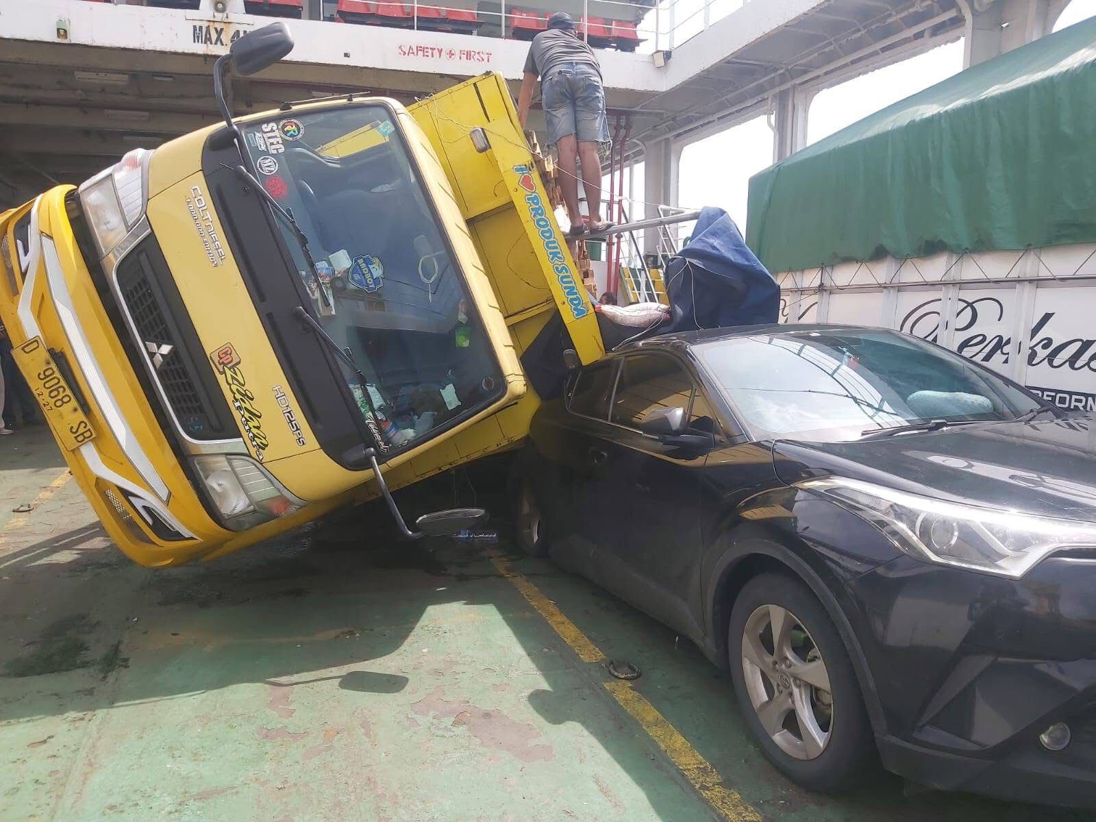 TERGULING: Kondisi truk yang terguling dan menimpa mobil yaris di atas KMP Marina Pratama, Rabu (14/5).