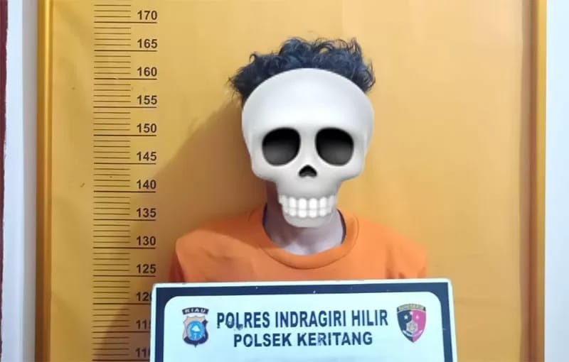 CURI MOTOR: Peluku pencurian motor saat ditangkap anggota Polres Inhil.