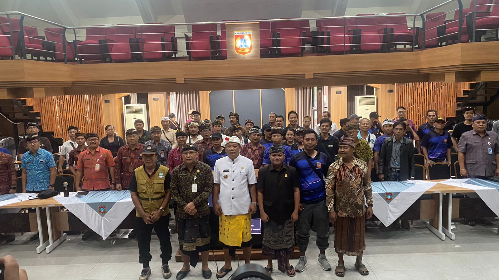 DEKLARASI: Wabup Pandu pimpin deklarasi gerakan memilah sampah di Karangasem, pada Kamis (15/5).