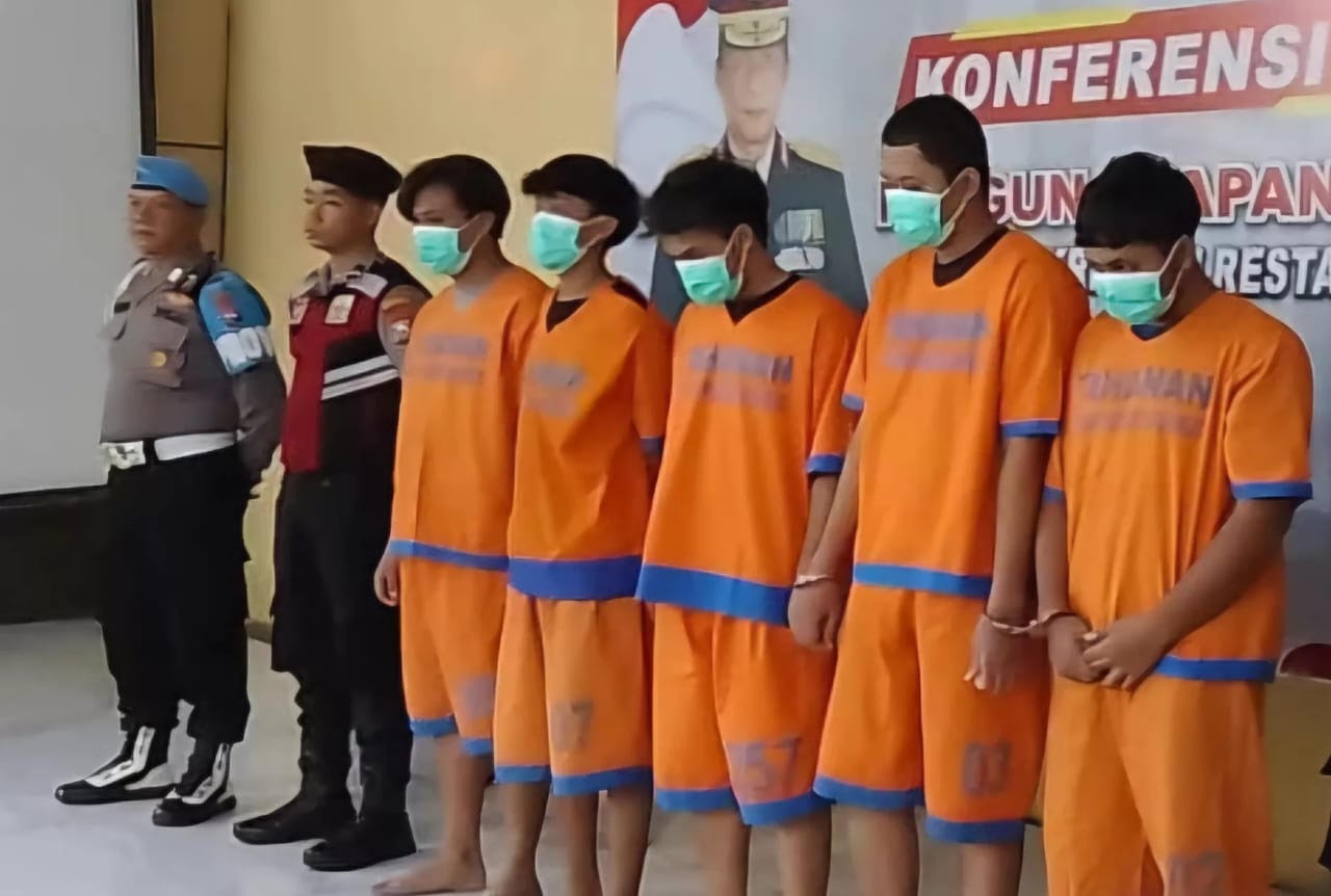 TERTUNDUK : Lima anggota gangster yang diamankan di Mako Polresta Sidoarjo. Gerombolan ini menyerang dua remaja di Sukodono, Sidoarjo.