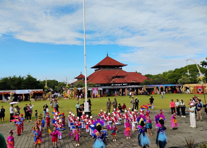 MERIAH : Penampilan Drumband TK Negeri Pembina Banjarangkan membuka Festival Pendidikan 2025, Kamis (15/5/2025).