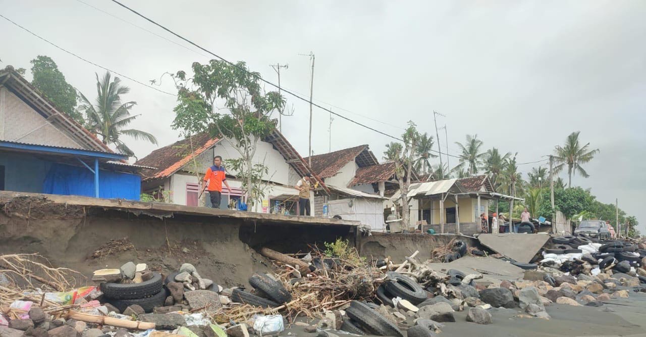 Petugas BPBD Jembrana melakukan asessment dan pengecekan abrasi yang terjadi di pantai Banjar Pebuhan, Desa Banyubiru, Kecamatan Negara, Jembrana.