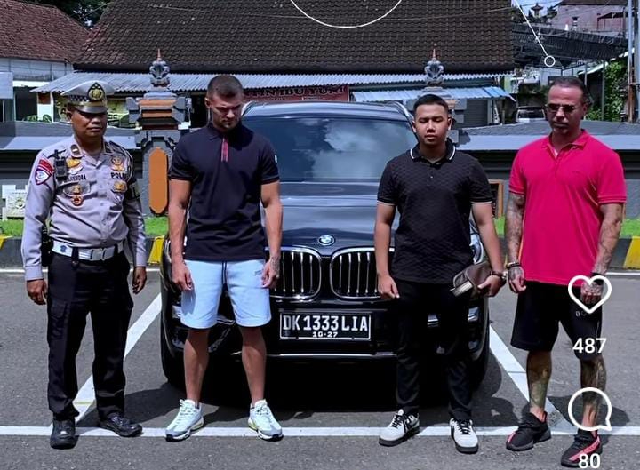Polres Badung melakukan tilang terhadap mobil bule yang naik ke kap saat melaju