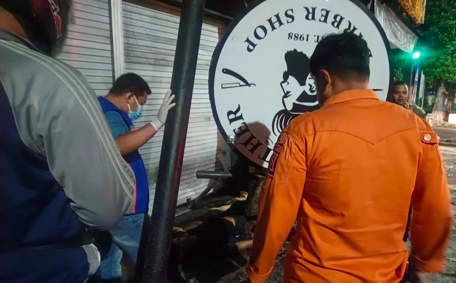 Petugas mengevakuasi jenazah pengendara motor berinisial MBSS usai kecelakaan di Jalan Gresik PPI, Surabaya, Selasa (14/5/2025) dini hari.