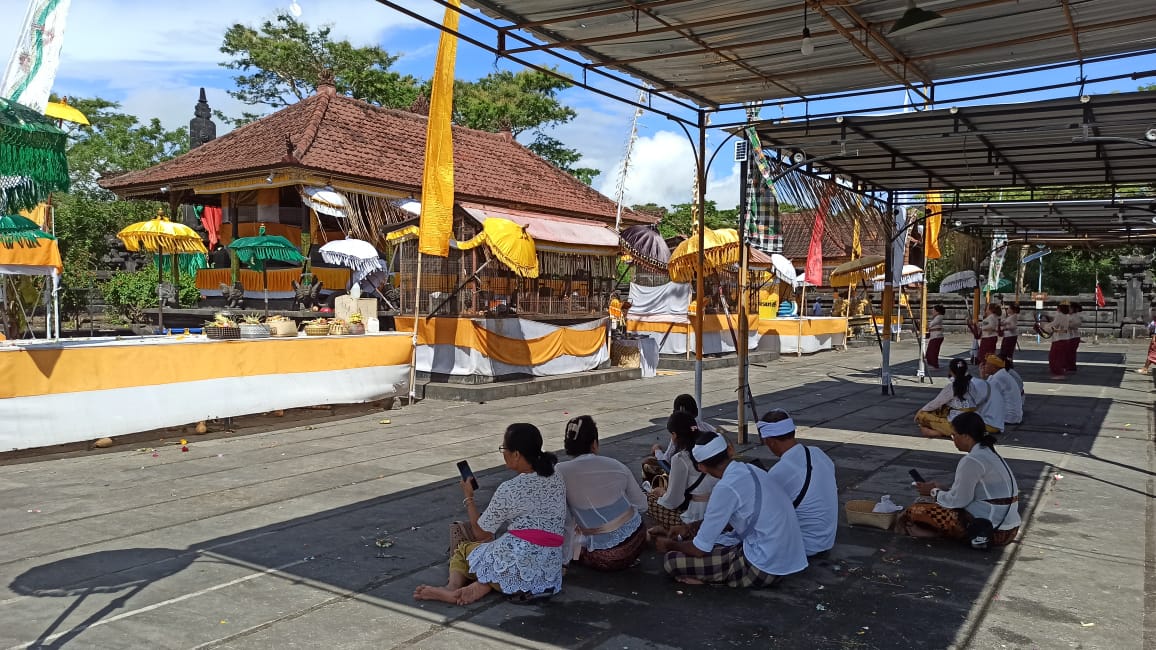 Pemedek yang nangkil ke Pura Segara Rupek, Desa Sumberkelampok, Kecamatan Gerokgak, Buleleng
