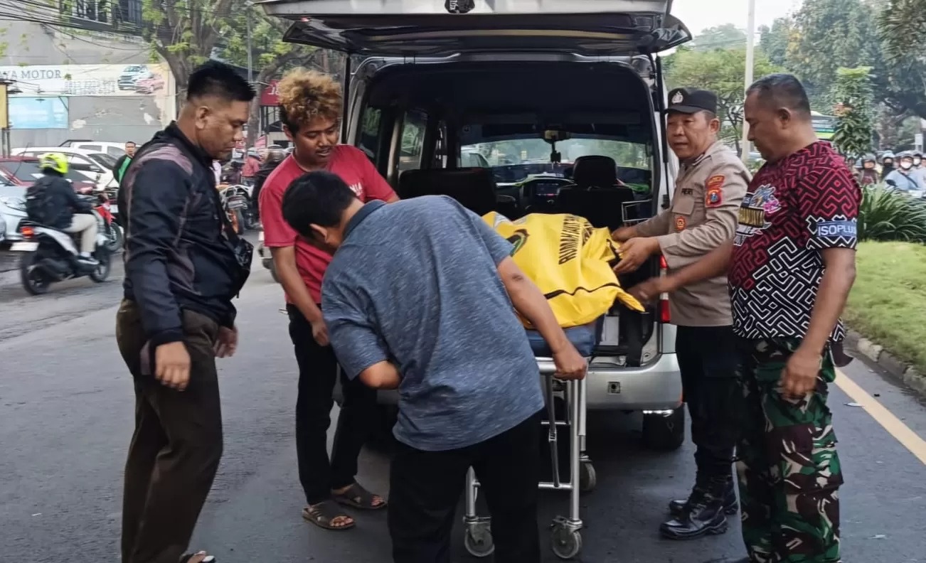 Jenazah korban pengendara motor dievakuasi oleh petugas di Jalan Raya Candi, Sidoarjo, Rabu (14/5/2025).