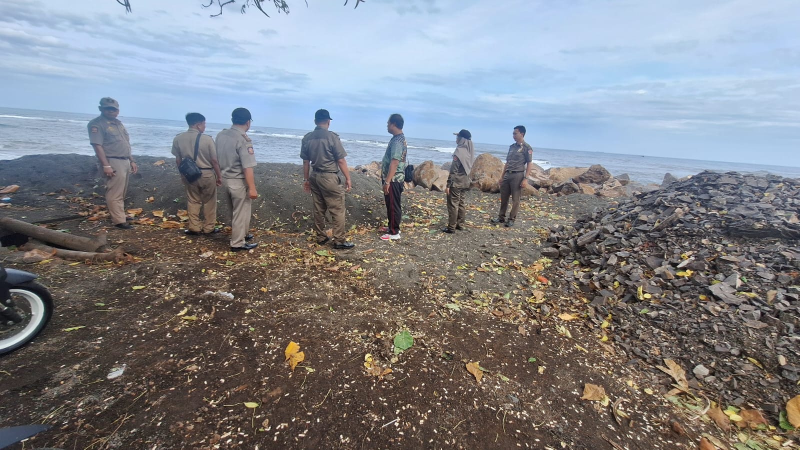 Pengawasan pengurugan kawasan Pura Segara Penimbangan di Buleleng oleh Satpol PP Buleleng.