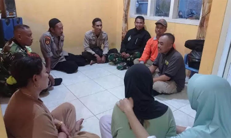 BELASUNGKAWA: Forkopimca Krucil mendatangi keluarga rumah dua bocah yang meninggal tenggelam di aliran sungai menuju Air Terjun Bidadari Kayangan, di Dusun Kebun Panas, Desa