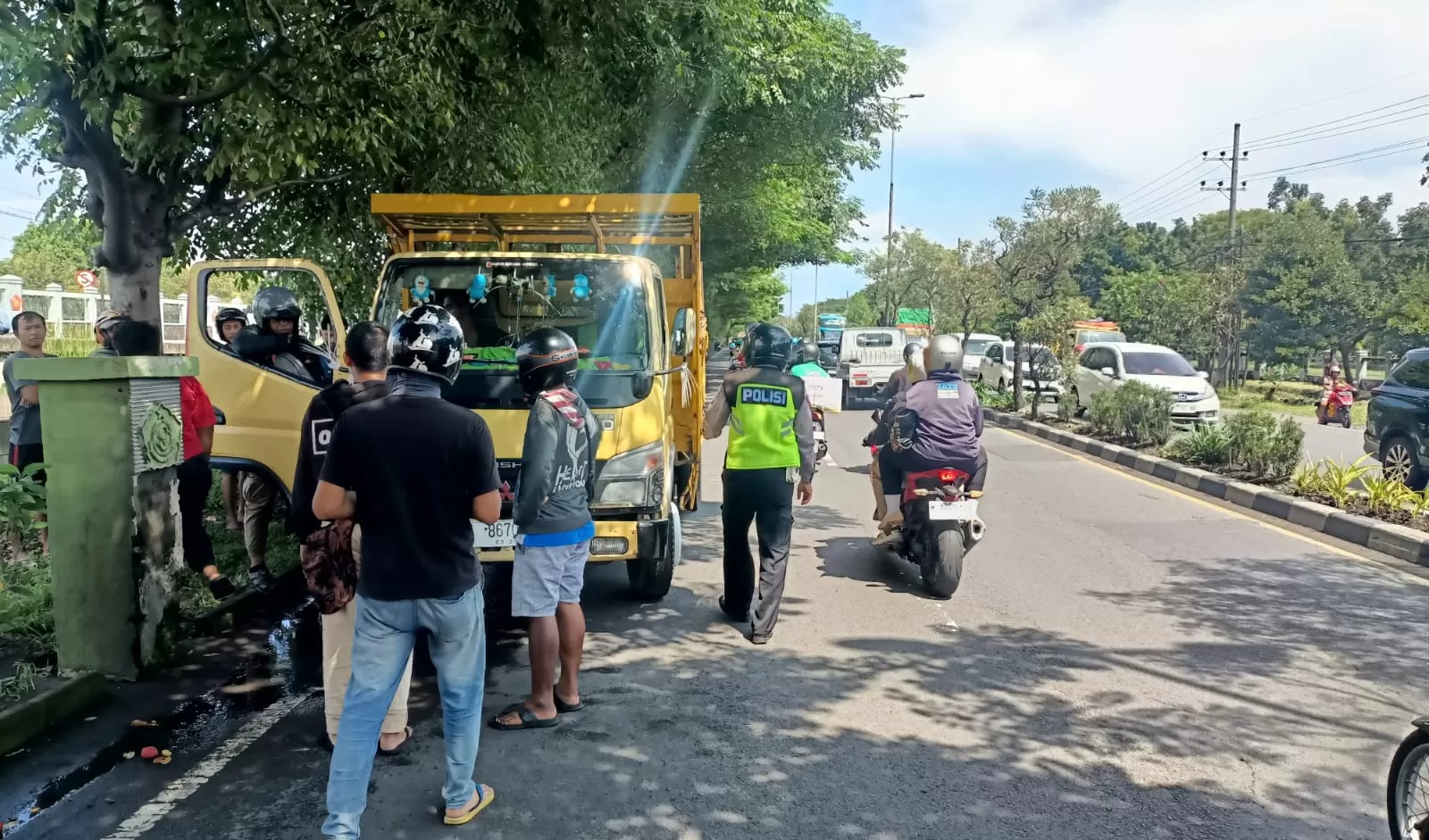 TRUK : Kondisi truk usai hantam tiga kendaraan yaitu dua mobil dan satu motor di Jalan Raya Gedangan, Sidoarjo, Jumat (16/5).