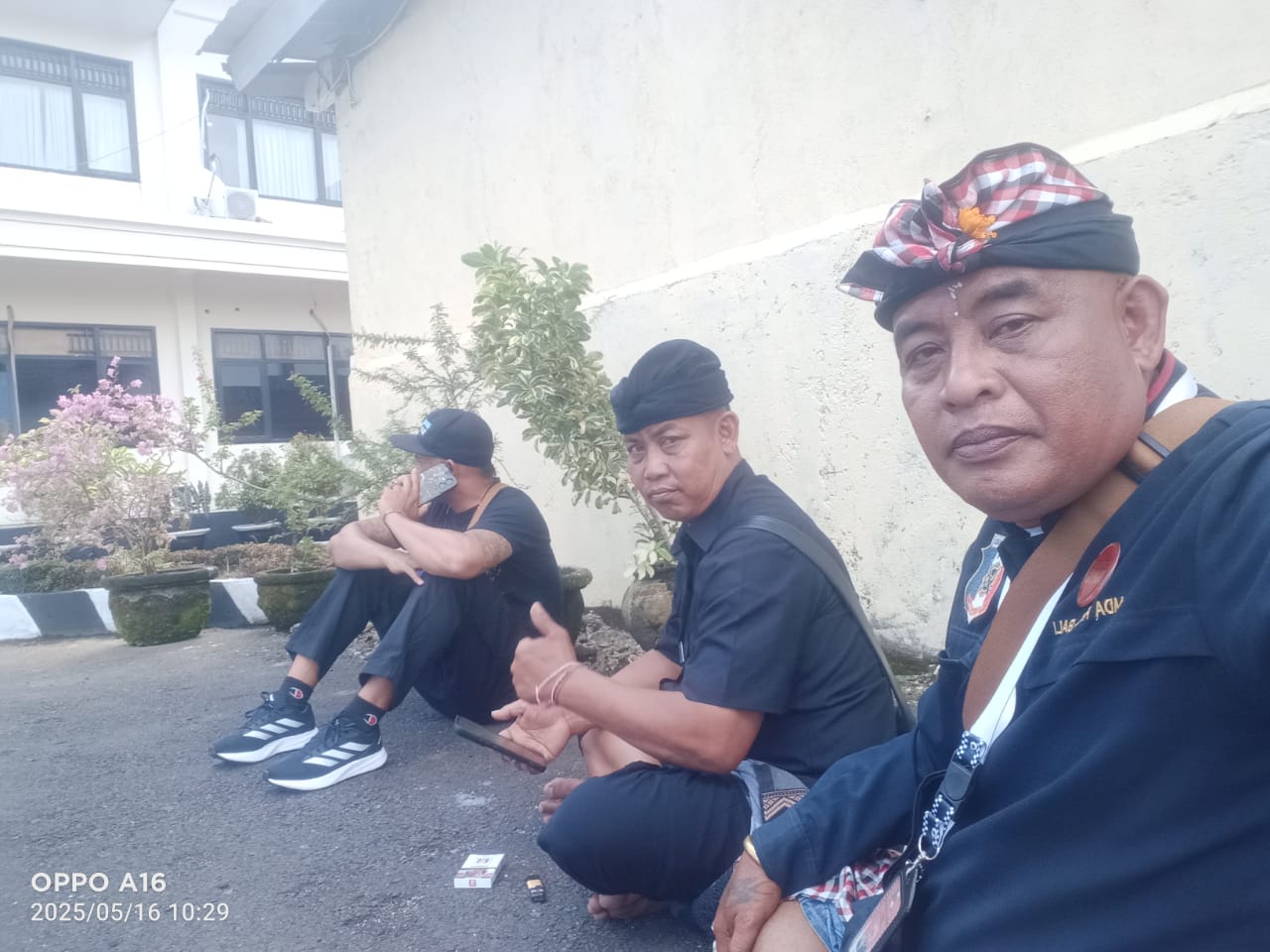 DUKUNGAN: Pecalang Desa Adat Besakih memberikan dukungan terhadap I Nengah Wartawan yang ditetapkan sebagai tersangka.