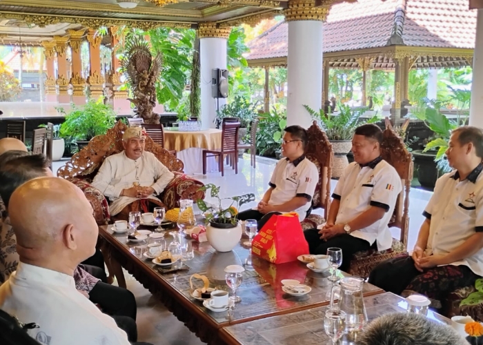 PERSIAPAN : Permabudhi Bali melakukan audiensi dengan Ketua Forum Kerukunan Umat Beragama (FKUB) Provinsi Bali, Ida Penglingsir Agung Putra Sukahet di Puri Den Bencingah, Klungkung.