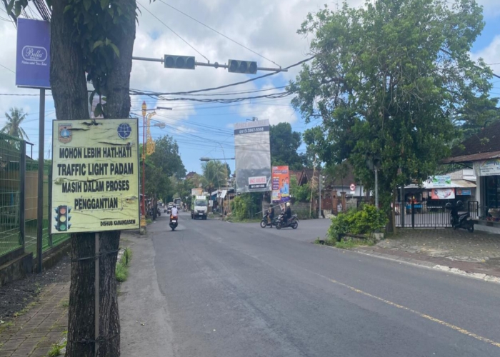 PADAM : Lampu traffict light atau lampu lalu lintas di Simpang Tiga Jalan Raya Veteran, Kelurahan Padangkerta, Karangasem, padam sejak lebih dari sepekan terakhir.