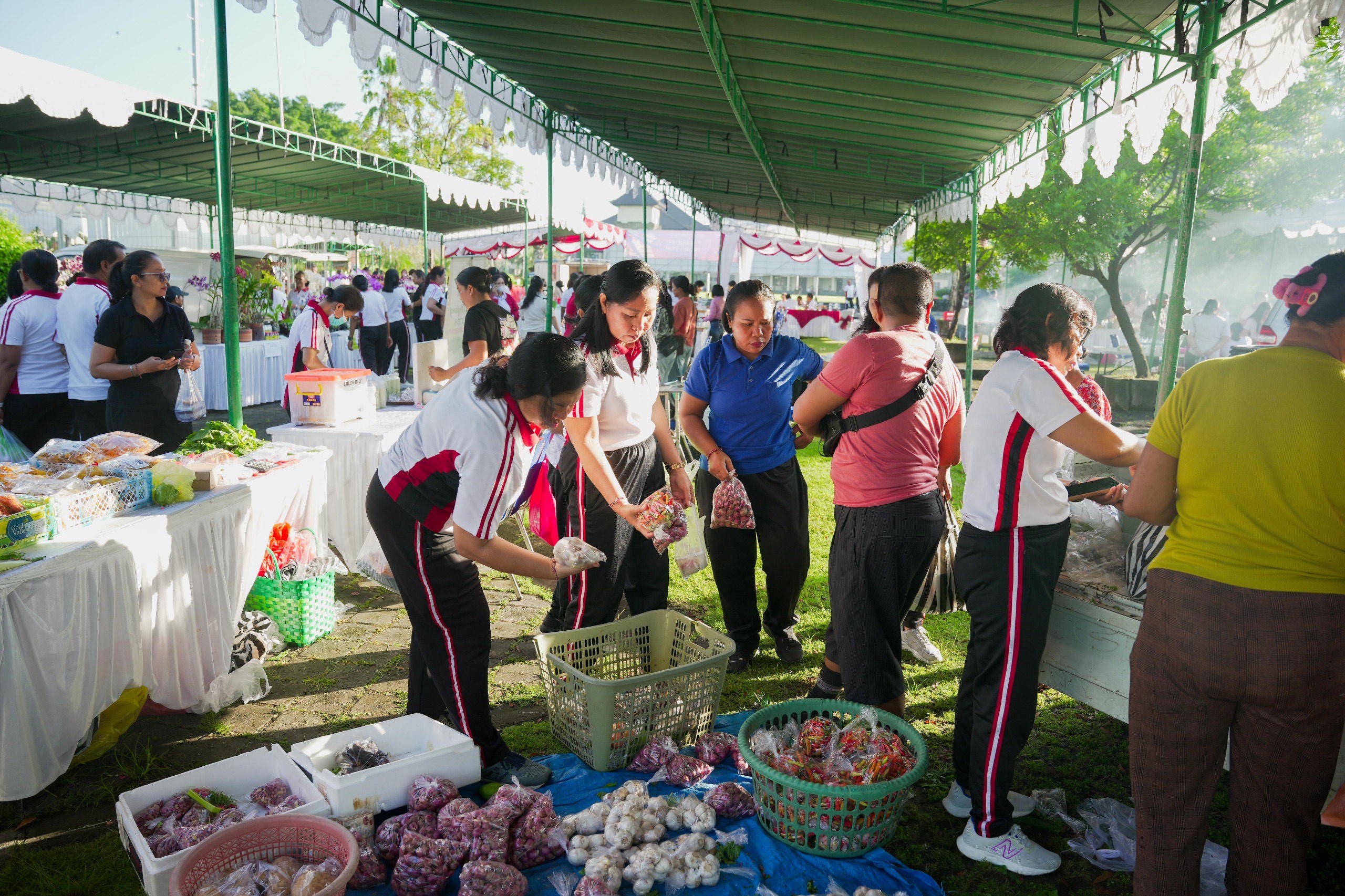 PROMO: Pelaksanaan Mini Badung Promo Tani oleh Disperpa Badung di di parkir selatan Lapangan Mangupraja Mandala, Puspem Badung, Jumat (16/5).