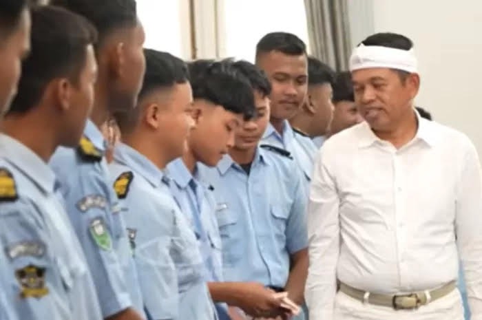 KDM: Gubernur Jawa Barat Dedi Mulyadi bertemu siswa SMKN 1 Tambelang, Kabupaten Bekasi.