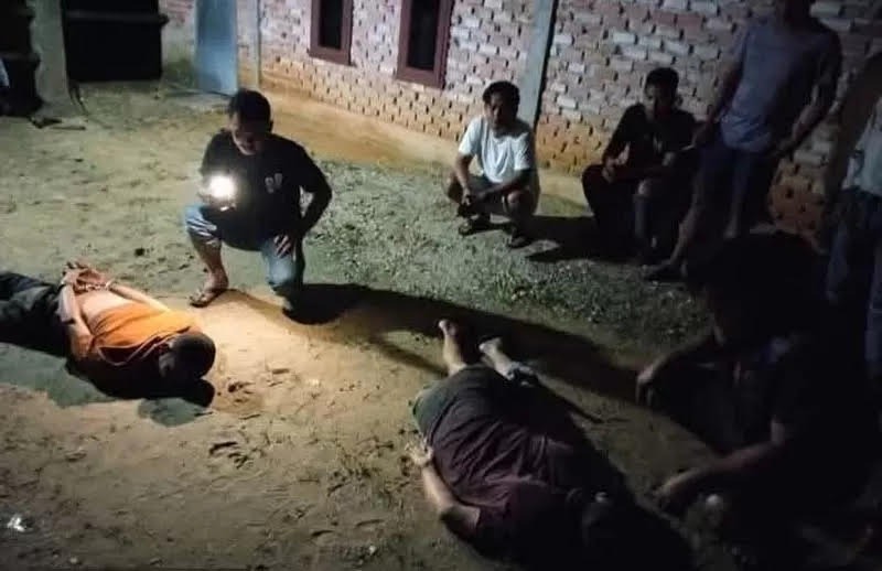 DIRINGKUS: Dua dari 11 tahanan yang kabur berhasil diringkus di Desa Naumbai, Kelurahan Air Tiris, Kecamatan Kampar, Kabupaten Kampar, Rabu (14/5/2025)