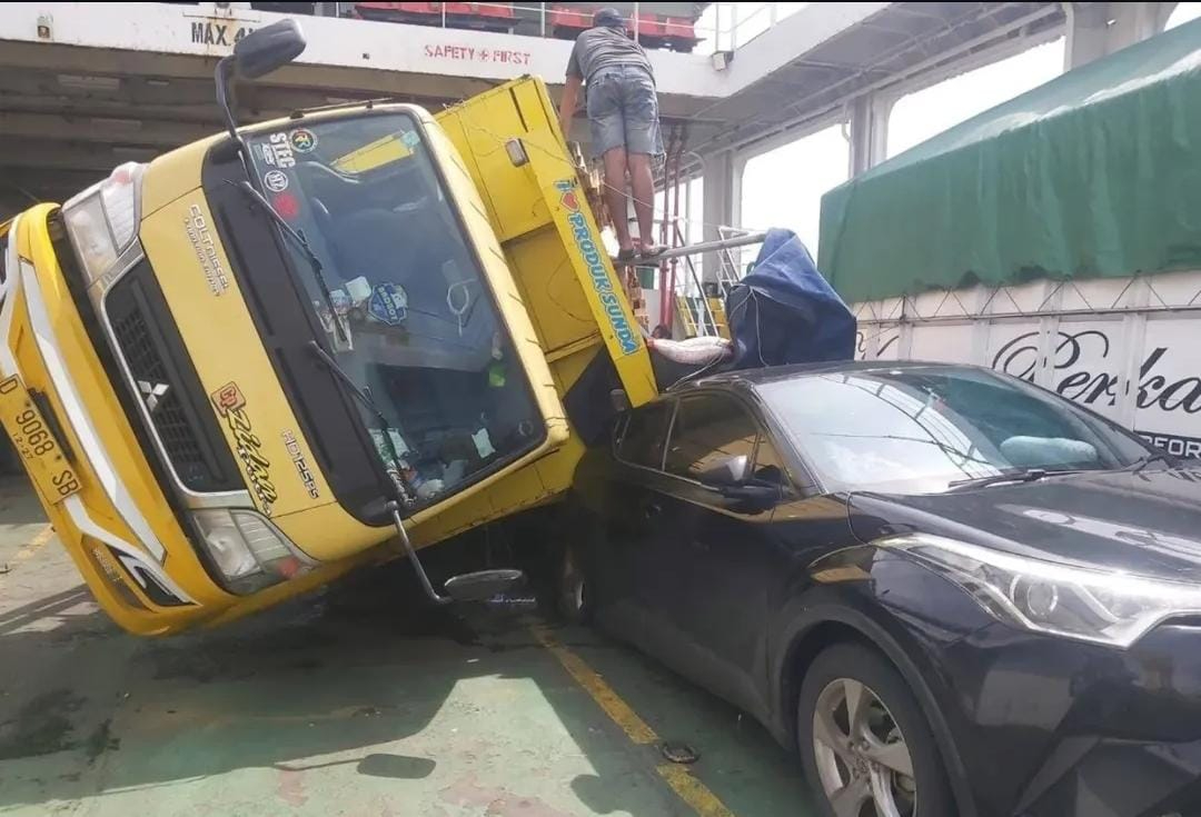 Cuaca Buruk di Selat Bali, Truk Terguling di Dermaga Gilimanuk Saat Kapal Feri Manuver