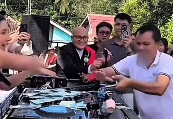 Anggota DPRD lampung utara viral karena sawer DJ