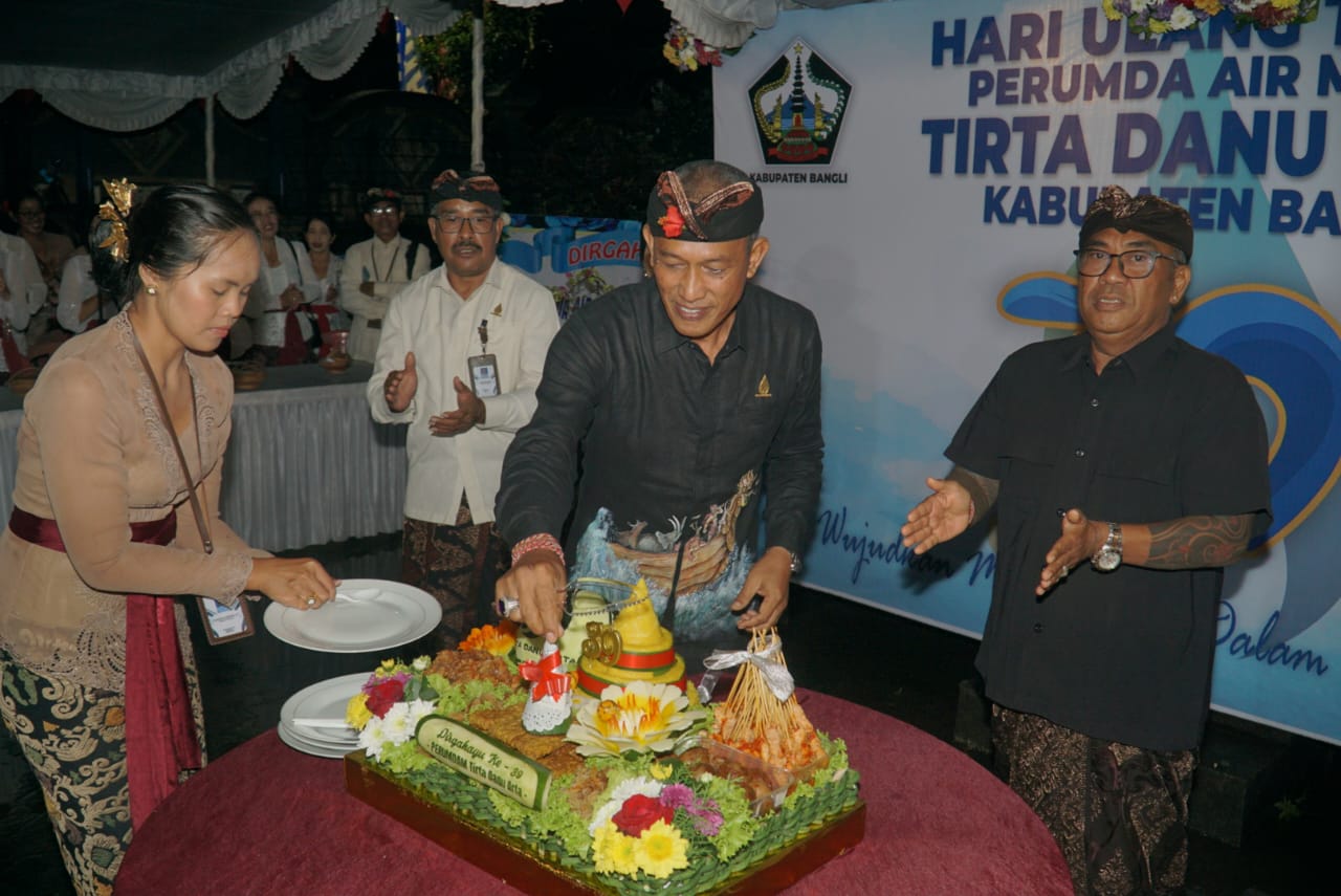 I Dewa Gede Ratno Suparso Mesi potong tumpeng HUT ke-39 Perumda Air Minum Tirta Danu Arta (PDAM), Kamis (5/5/2025).