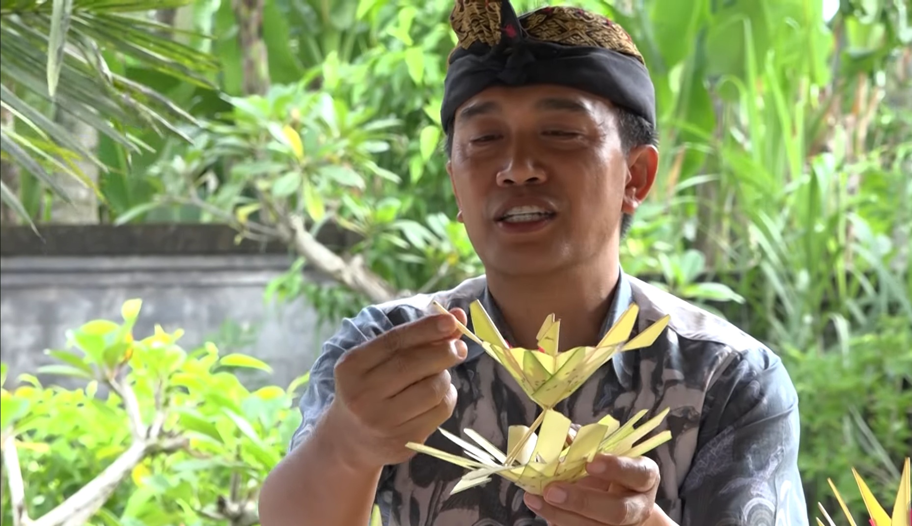 Dr. Gede Wiradnyana saat menunjukkan salah satu reringgitan dalam Patra Lingga