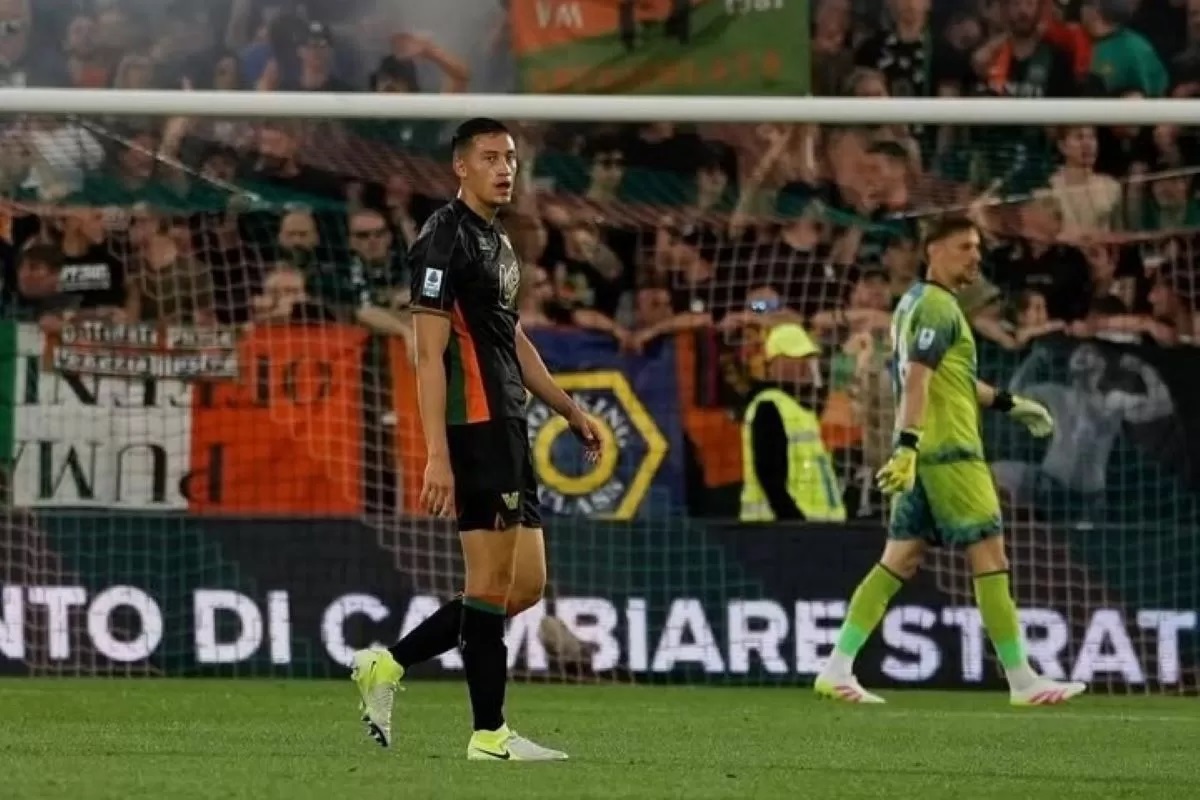 Pemain Timnas Indonesia Jay Idzes saat memimpin Venezia mengalahkan Fiorentina 2-1. (Instagram Jay Idzes)