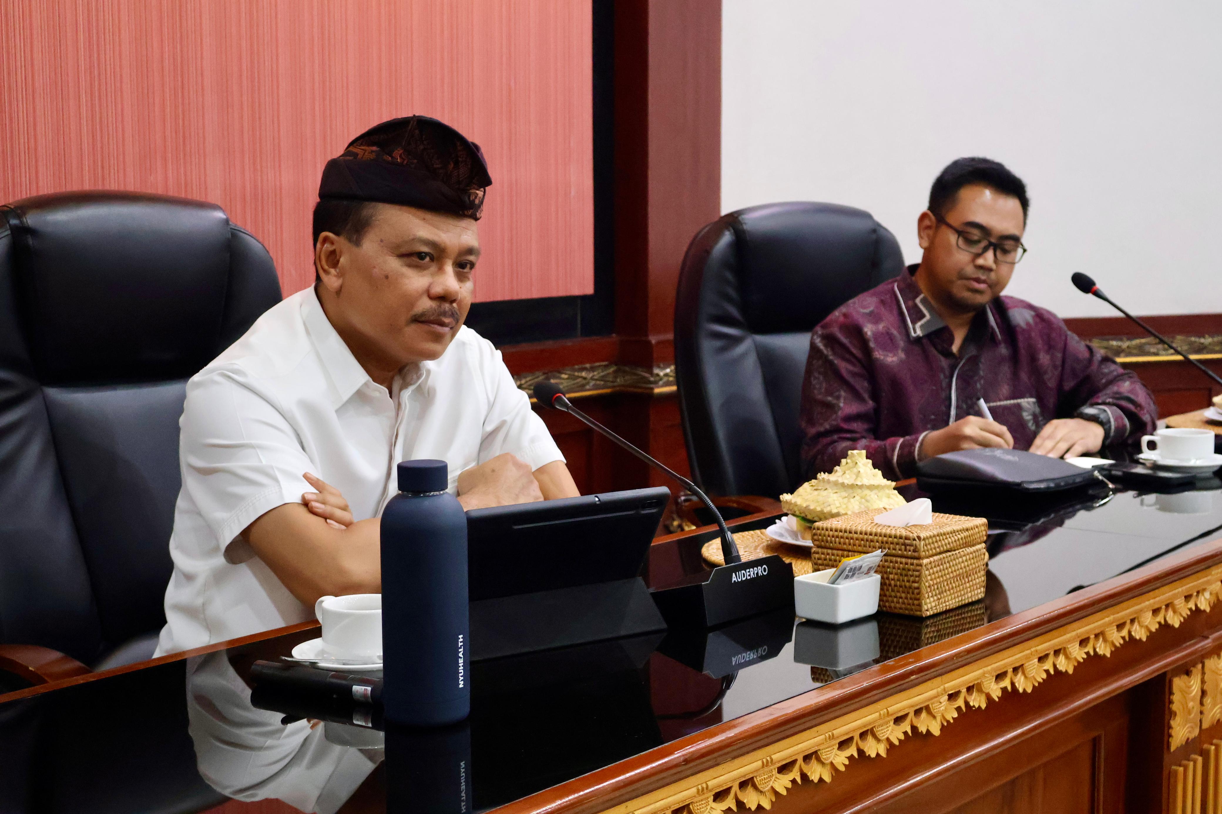 DISKUSI: Sekda Dewa Indra saat menerima Staf Ahli Kepala Badan Gizi Nasional Bobby Kusuma di Wiswa Sabha Pratama, Kantor Gubernur Bali