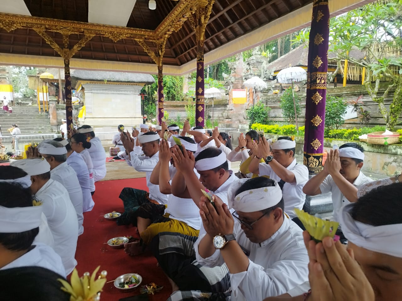 SEMBAHYANG : Pelaksanaan persembahyangan rangkaian bhakti penganyar di Pura Samuan Tiga, Bedulu, Blahbatuh.