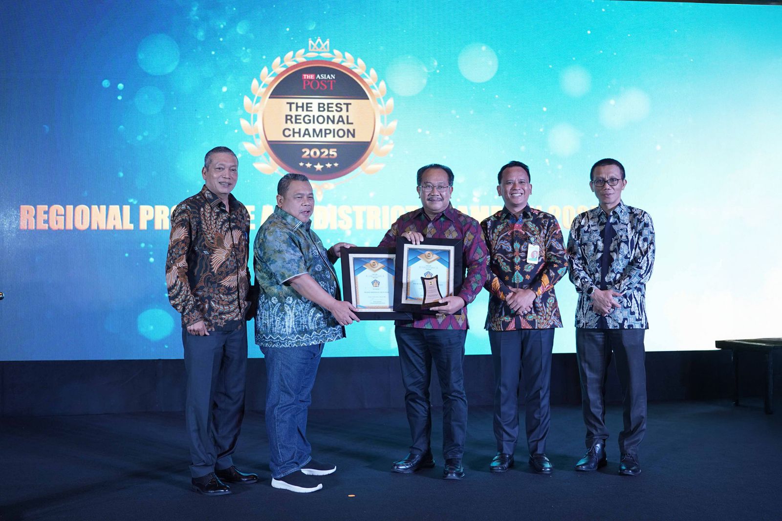 RAIH PENGHARGAAN: Gubernur Bali Wayan Koster dianugerahi penghargaan The Best Region Head in Economic Recovery dalam ajang The Asianpost Best Regional Champion Forum 2025