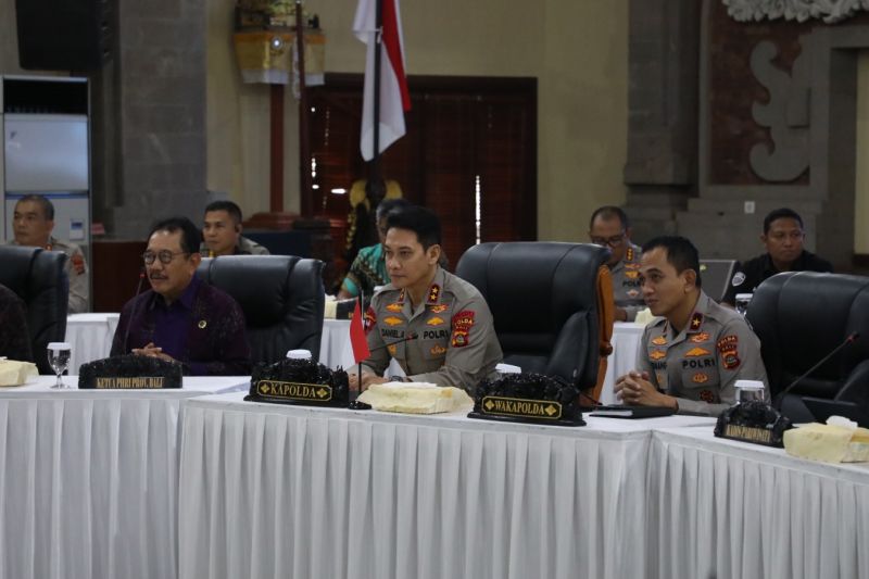 Kepala Kepolisian Daerah Bali Inspektur Jenderal Polisi Daniel Adityajaya saat bertemu dengan para konsulat di Denpasar, Bali, Jumat (16/5/2025).