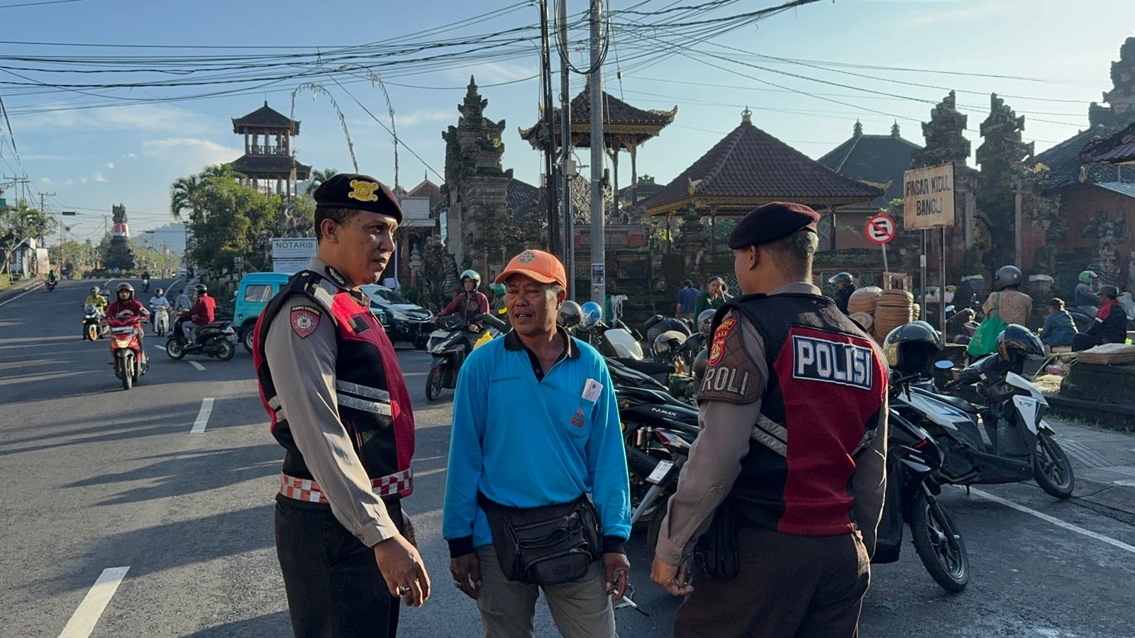 ATROLI:&nbsp;Anggota Sat Samapta Polres Bangli menggelar patroli&nbsp;di Pasar Kidul, Bangli dalam rangka mencegah aksi premanisme, Jumat (16/5/2025).