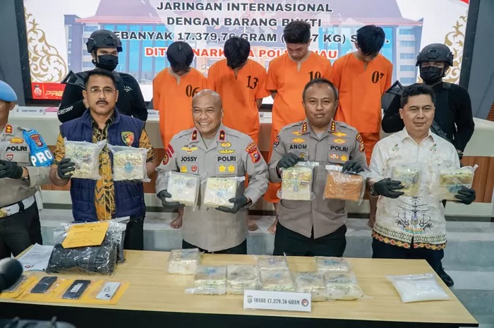 Wakapolda Riau Brigjen Pol Andrianto Jossy (2 dari kiri), Dirnarkoba Polda Riau Kombes Pol Putu Yudha, Kabid Humas Polda Riau Kombes Pol Anom Karibianto (2 kanan) saat ekspos pengungkapan 18 Kg sabu.