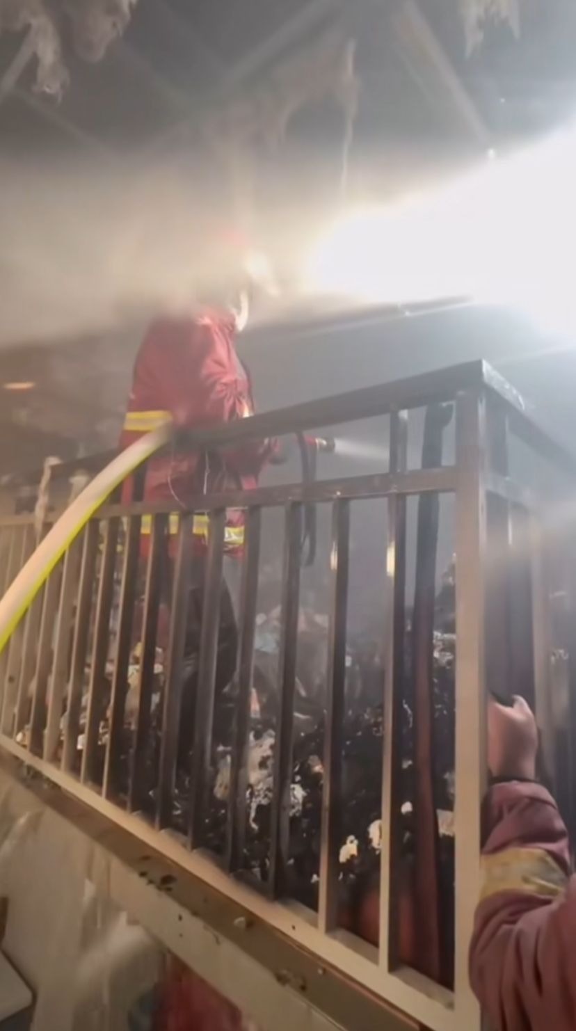 KEBAKARAN: Kebakaran melanda melanda gerai minimarket Alfamart yang berlokasi di Jalan By Pas Ngurah Rai, Denpasar.